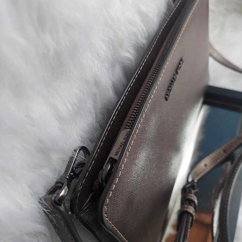 Michael Kors crossbody purse - Picture 2 of 7